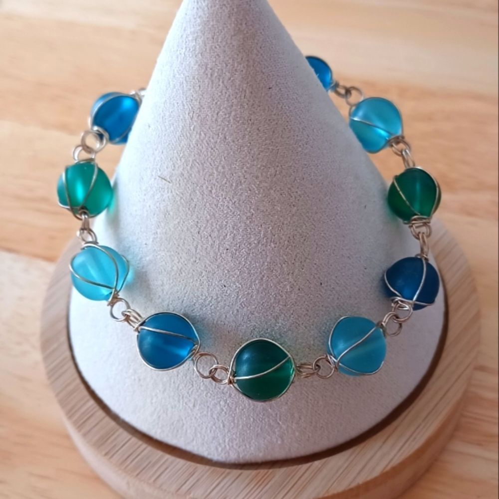 NWOT beaded bracelet shades of blue and silver